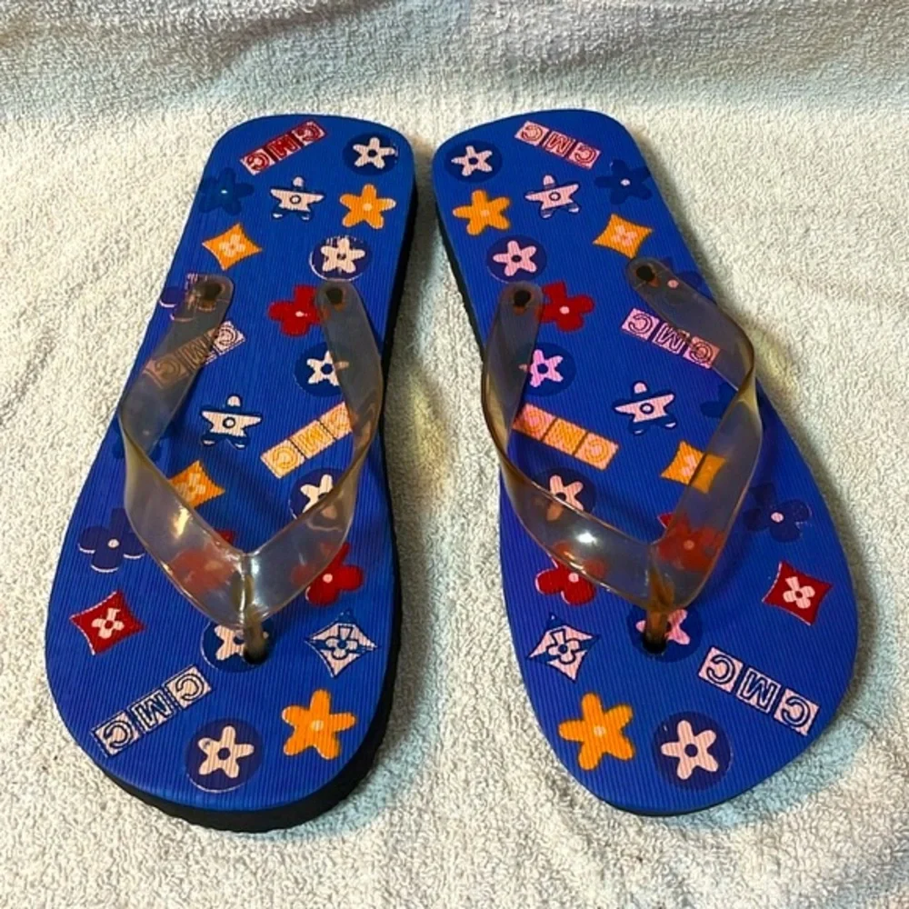 5/$25 - NWOT CMC flip flops in little kids size 9 1/2
